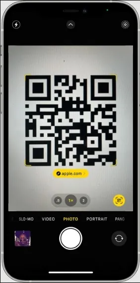 Scannen Sie einen QR-Code mit der iPhone-Kamera-App