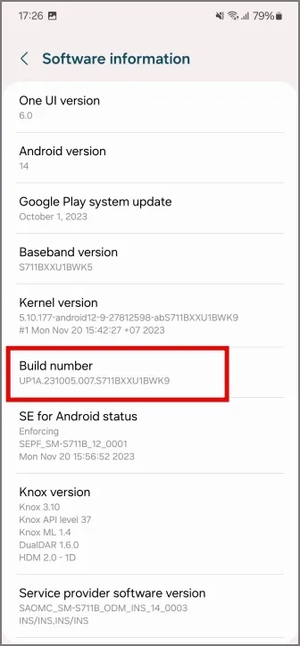 En appuyant 7 fois sur le numéro de build pour débloquer les options de développement sur les téléphones Samsung Galaxy