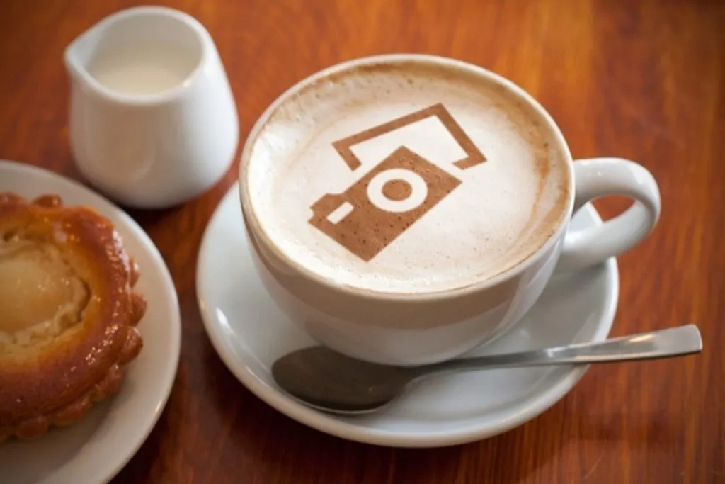 木のテーブルでコーヒーを飲む