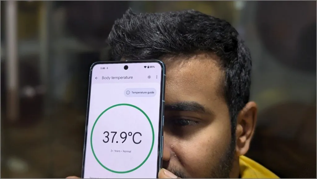 Misurazione della temperatura corporea utilizzando il sensore Pixel 8 Pro