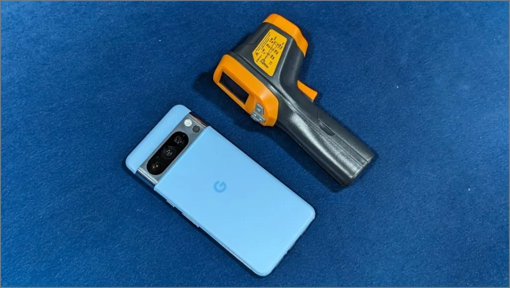 Pixel 8 Pro e pistola con termometro a infrarossi