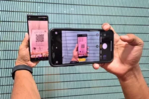 Cómo escanear un código QR a partir de una imagen en un teléfono y una computadora