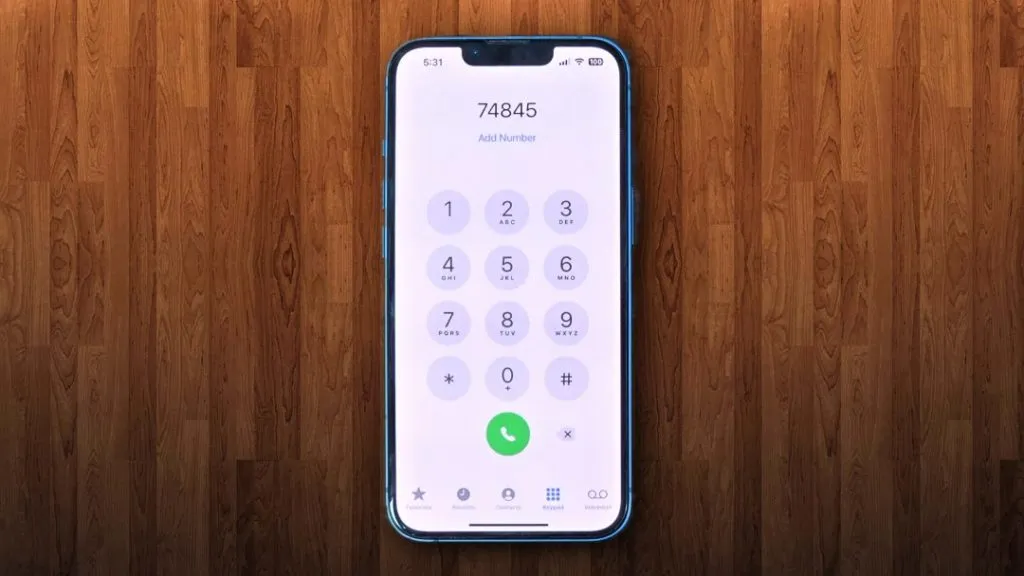 iPhone 13 с отворен Phone Dialer