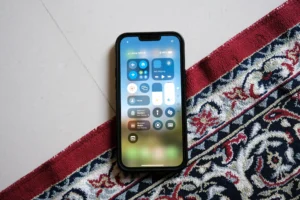 Kā pielāgot un izmantot jauno vadības centru operētājsistēmā iOS 18 iPhone tālrunī