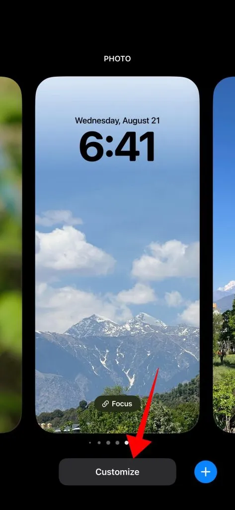 Toque el botón Personalizar en la pantalla de bloqueo del iPhone.