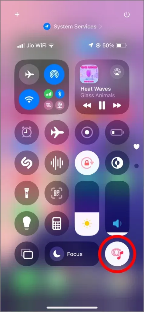 iOS 18 控制中心中的 Music Haptics 快捷方式