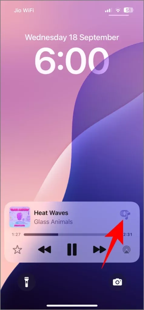 Ярлык «Музыка Haptics» на экране блокировки iOS 18