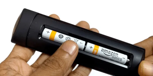 Udskift fjernbetjeningens batterier for at fikse Firestick Remote, der blinker grønt