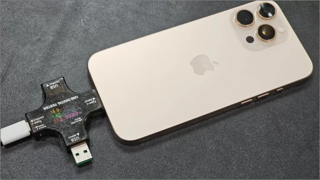 Měřič aktuálního nabíjení iPhone 16 Pro Max Ukazuje, že nepodporuje 45W rychlé nabíjení