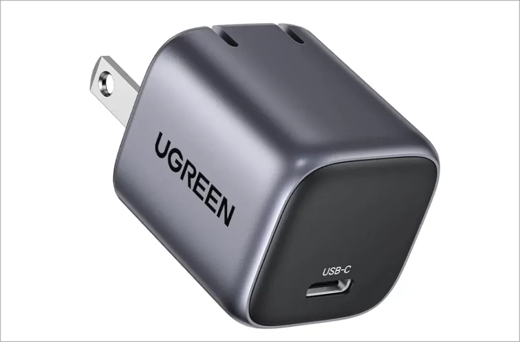 Зарядное устройство UGreen USB-C мощностью 30 Вт для iPhone 16 и 16 Pro