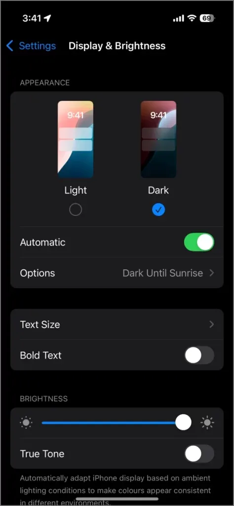 Modalità scura nelle impostazioni di visualizzazione di iOS 18