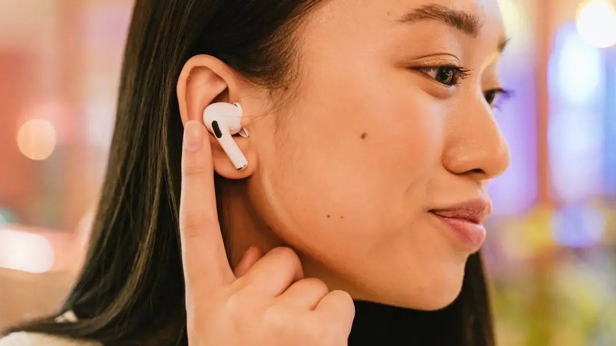 AirPods でヘッドジェスチャーを設定して使用する方法