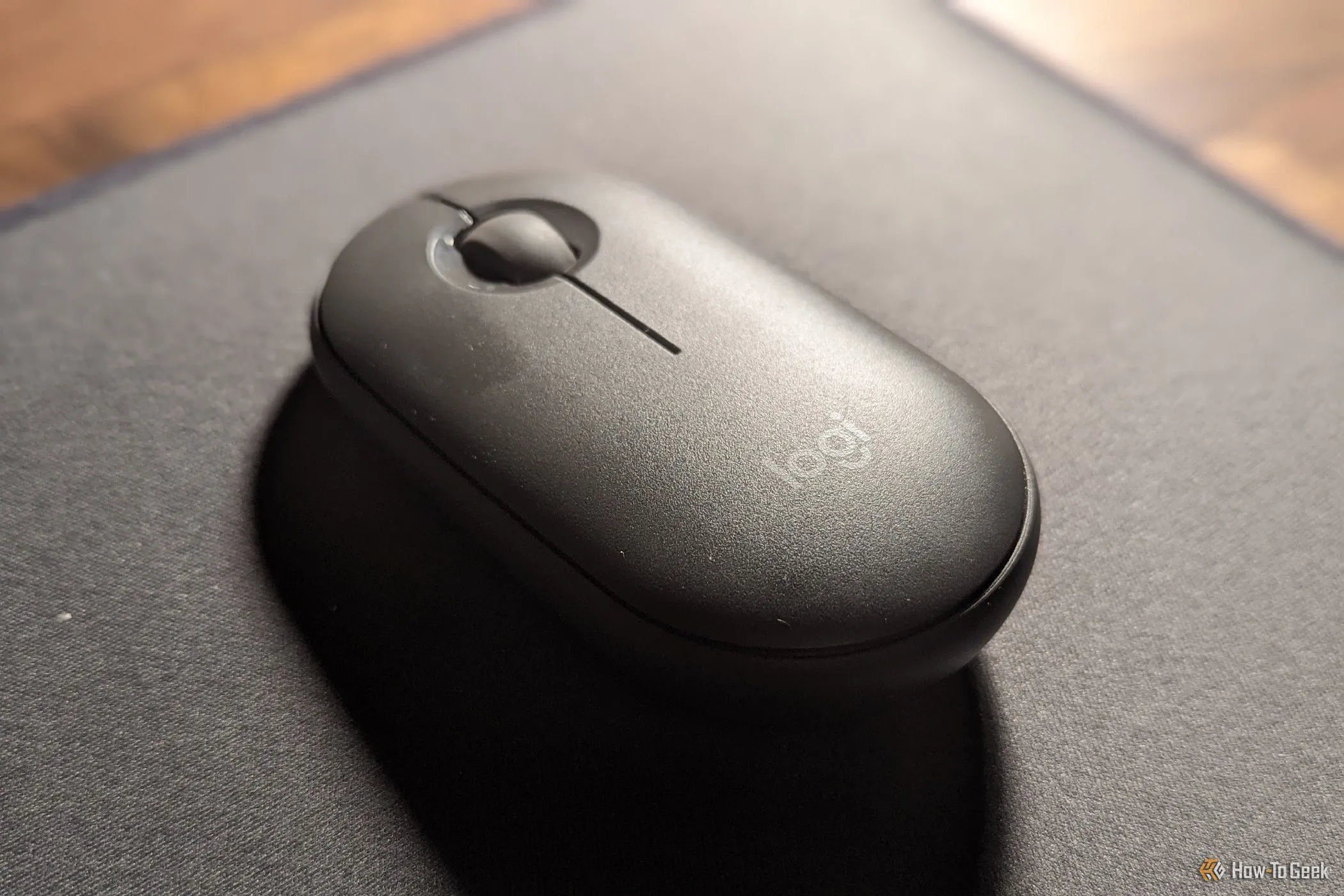 El mouse Bluetooth Logitech Pebble sobre una alfombrilla de mouse.