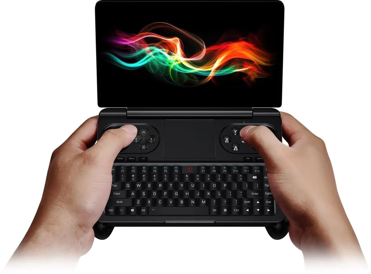 Una persona sosteniendo el GPD Win Mini.