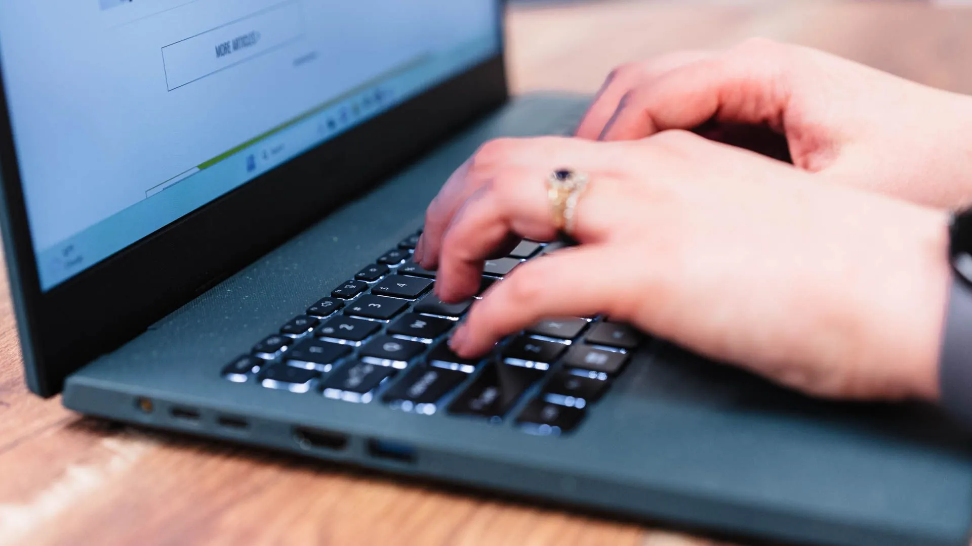 Un hombre concentrado en su computadora portátil, lo que implica eficiencia en el flujo de trabajo con IA.