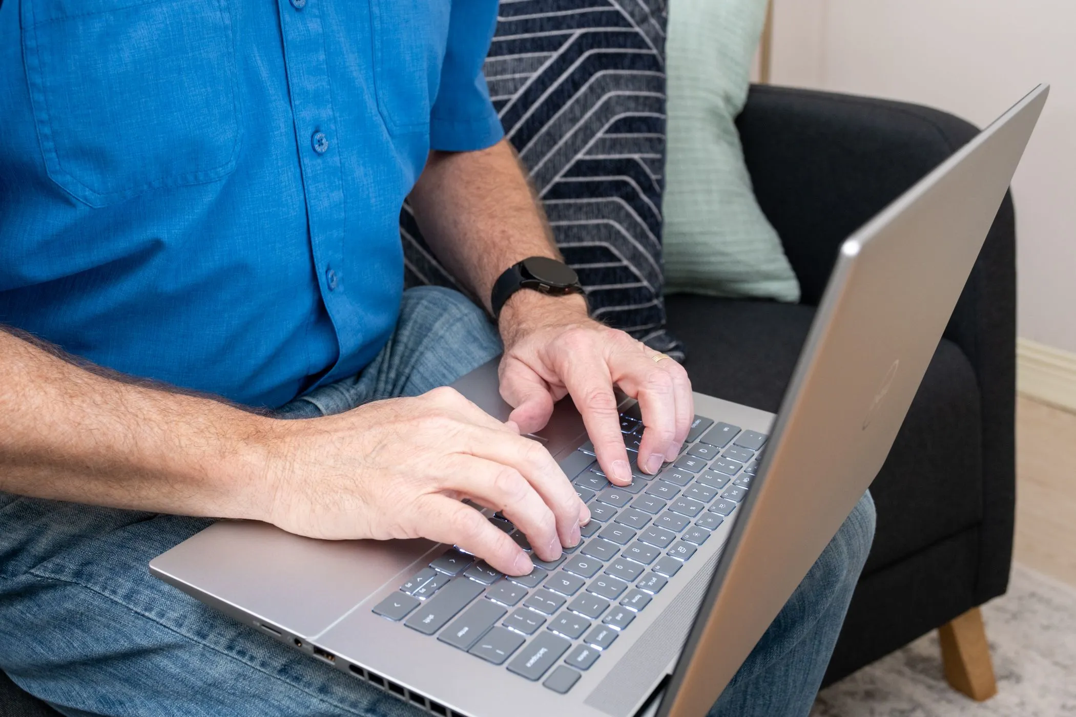 Una persona escribiendo en una computadora portátil; se realizan tareas de documentación.