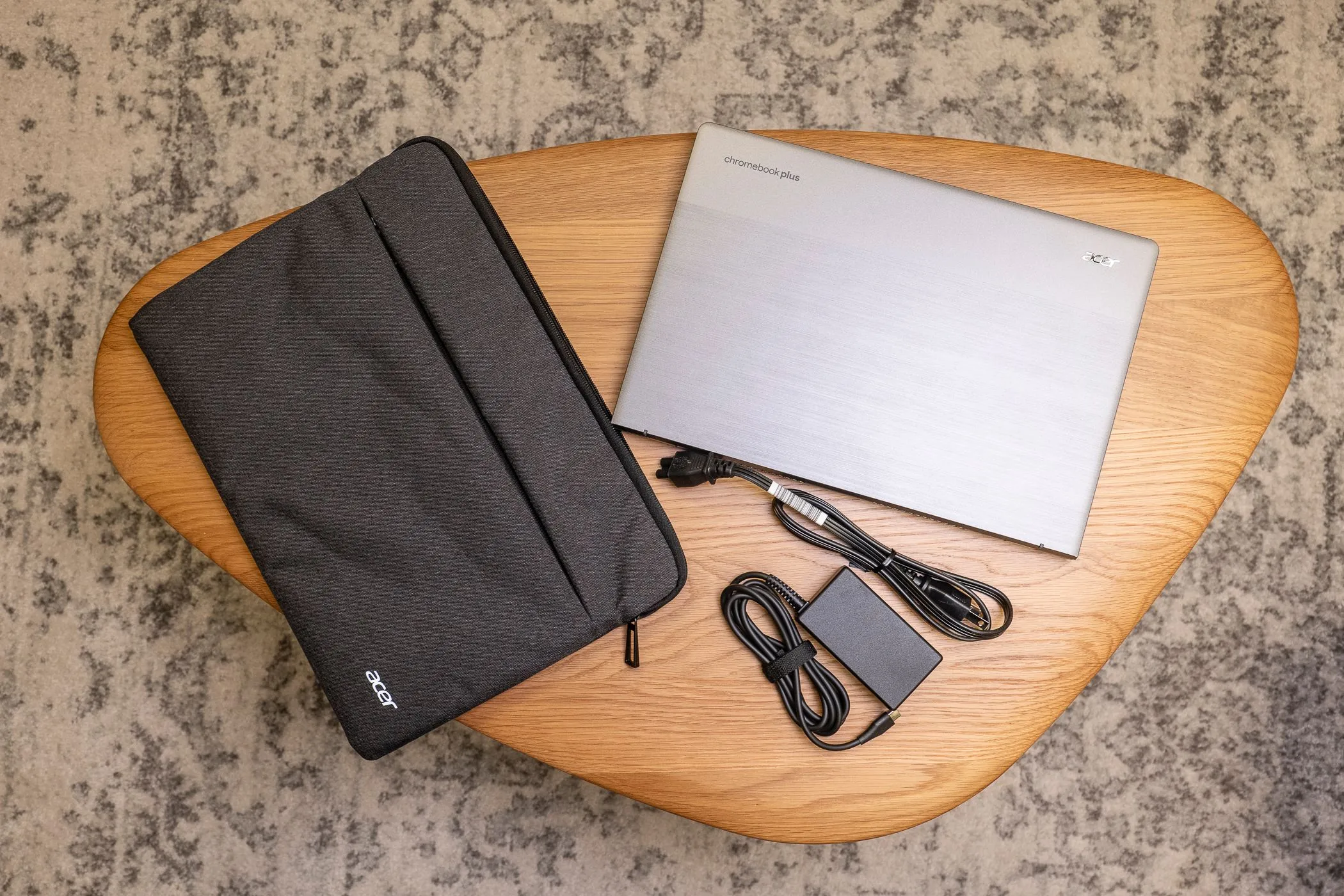 Acer Chromebook Plus 514 med etui og strømkabel.