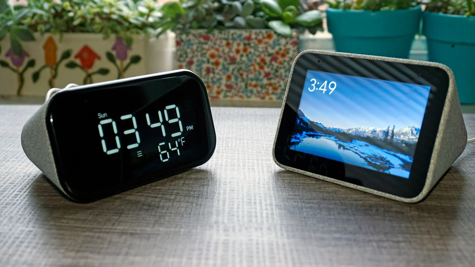 Lenovo Smart Clock Essential accanto allo Smart Clock originale.