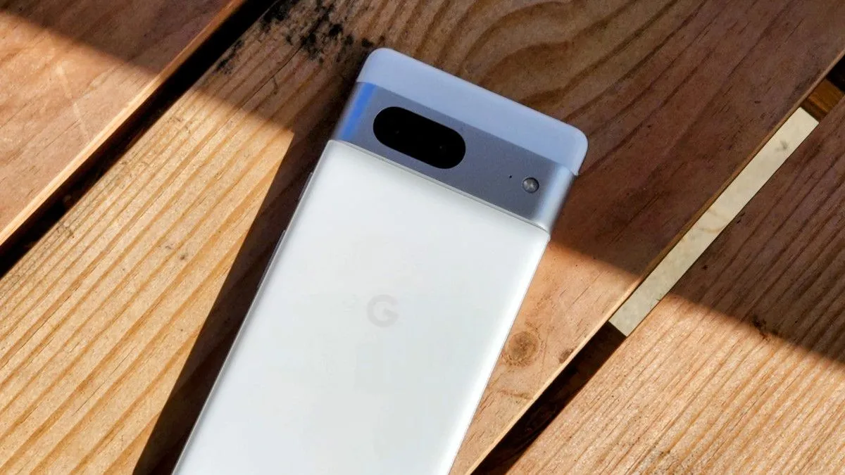 Google Pixel 7 colocado sobre uma mesa sob a luz do sol.