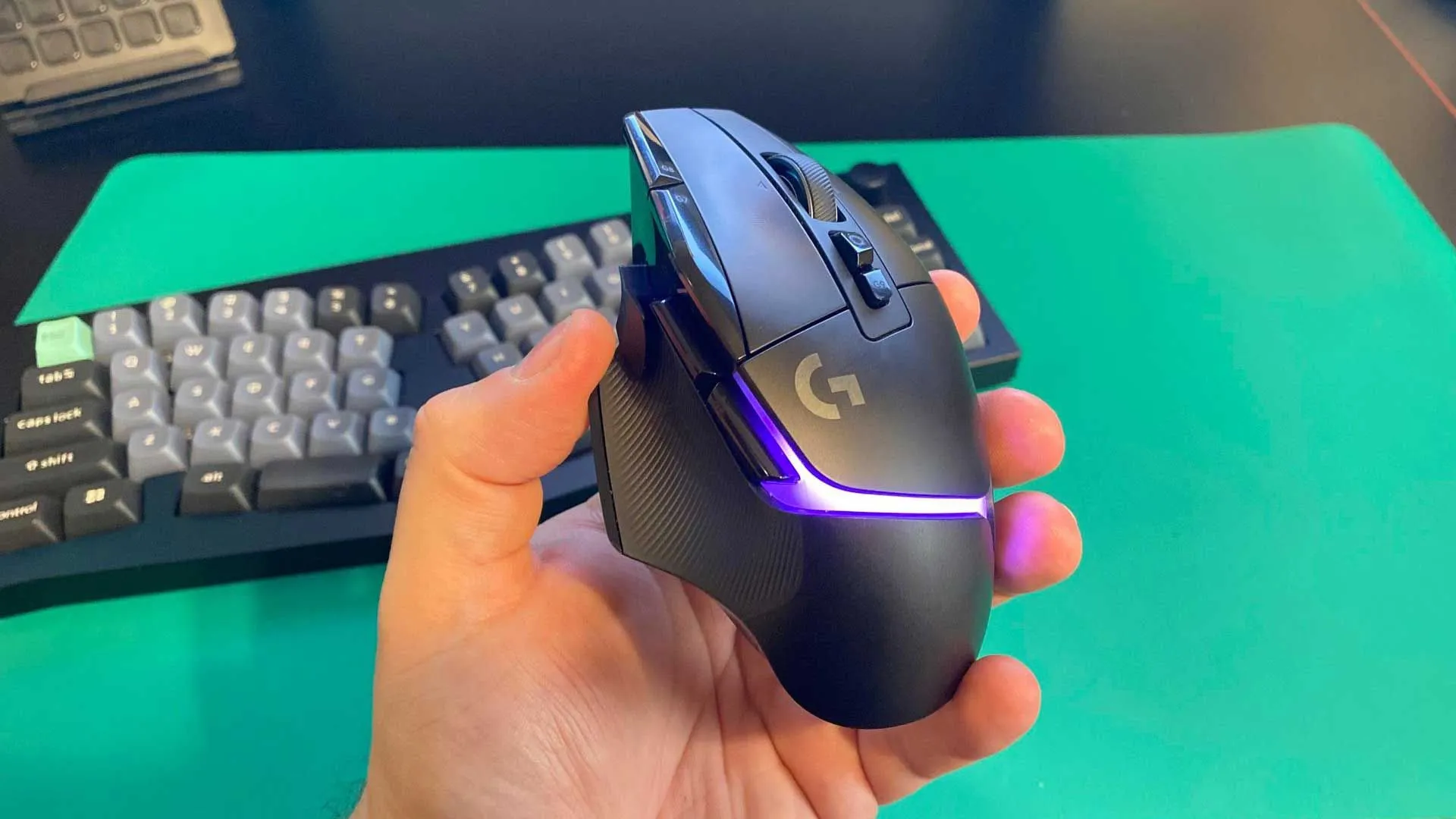 Ratón Logitech G502 X Plus con iluminación violeta.