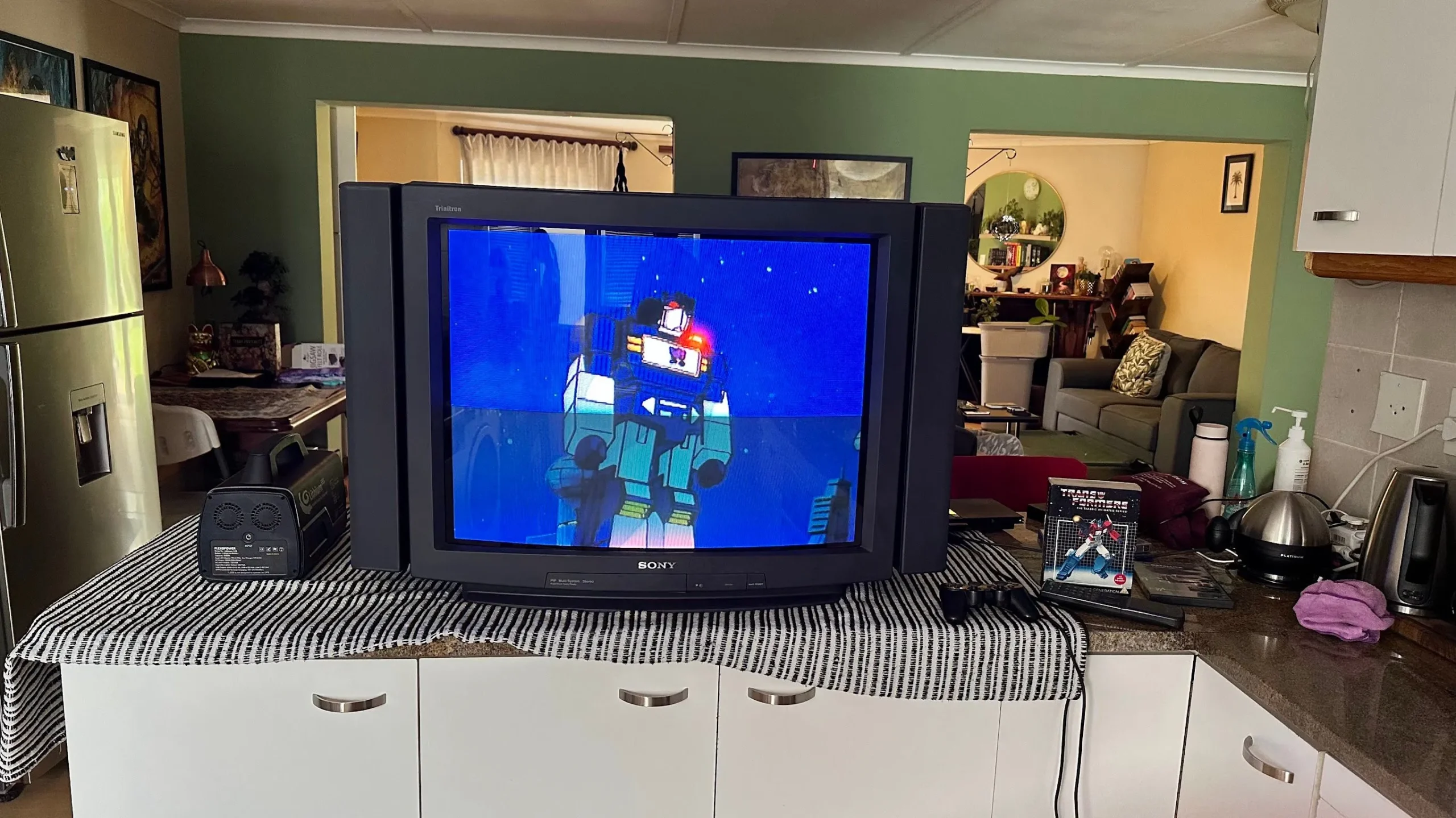 Een enorme Sony CRT-tv wordt in mijn keuken schoongemaakt en getest.