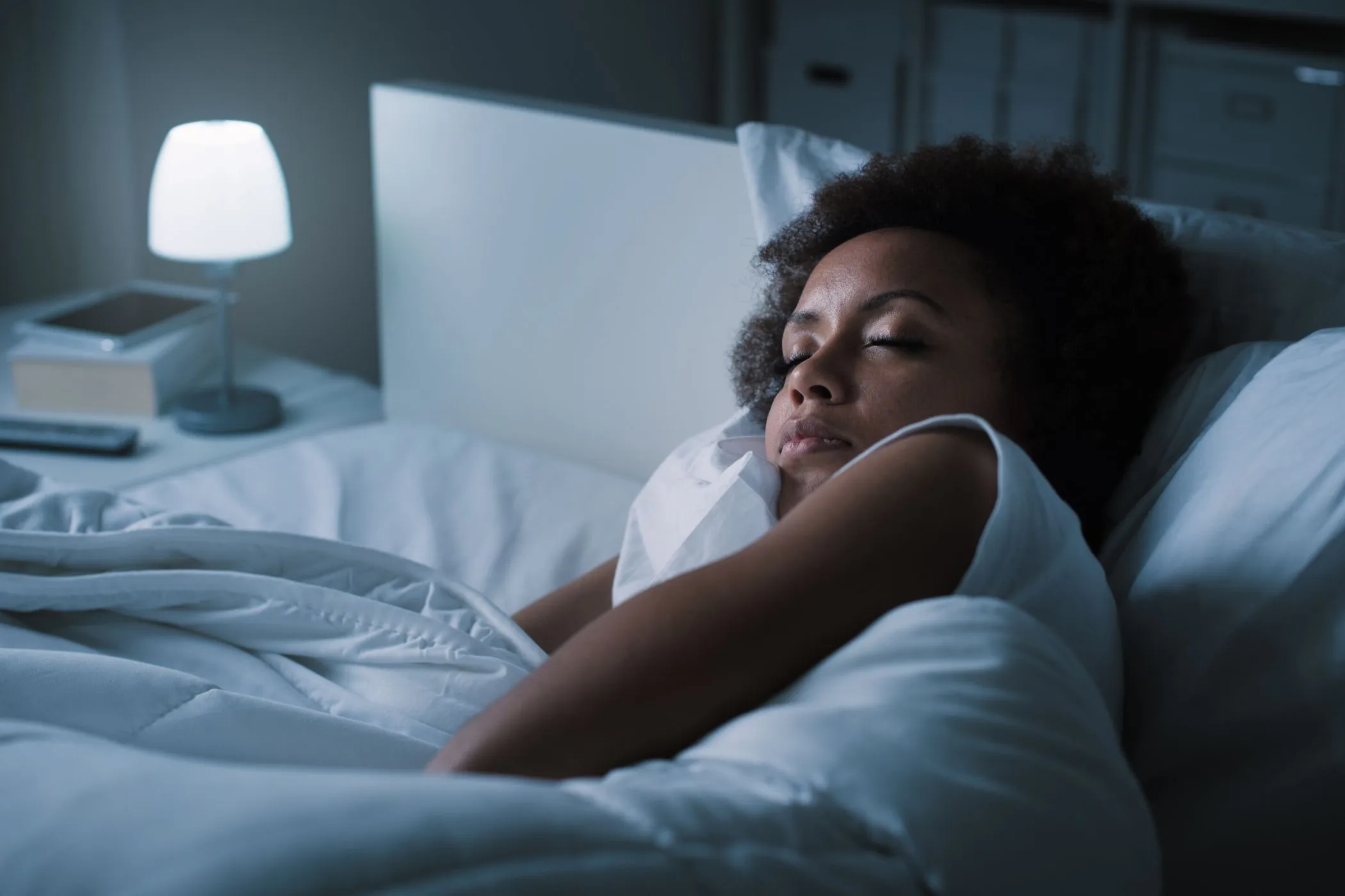 Una donna dorme pacificamente nel suo letto di notte.