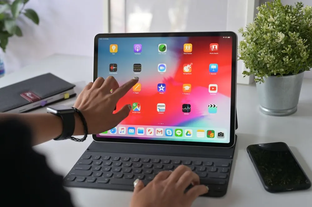 Um iPad Pro de 12,9 polegadas com teclado acoplado.