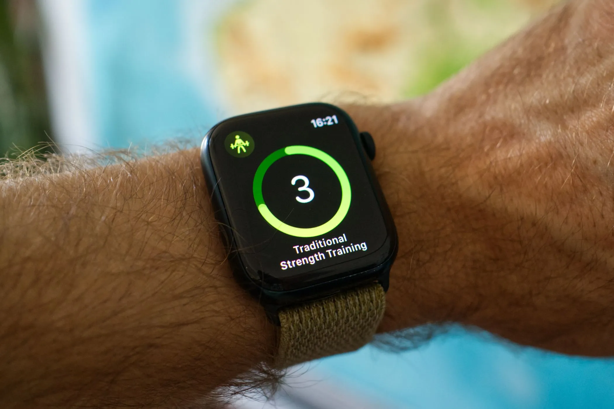 Apple Watch Series 8 začínají se silovým tréninkem.