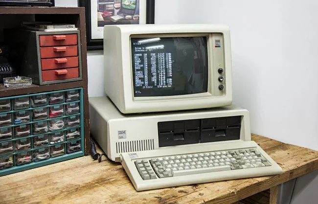 IBM PC 5150 rustend op een werkbank