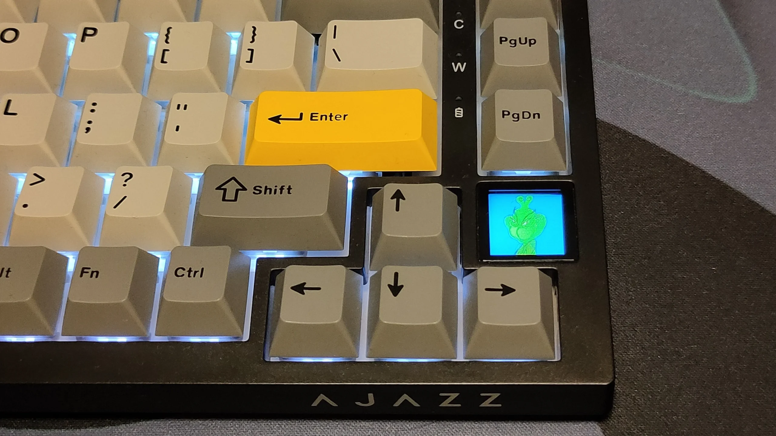 Teclado Ajazz AK820 com tela integrada exibindo um GIF.