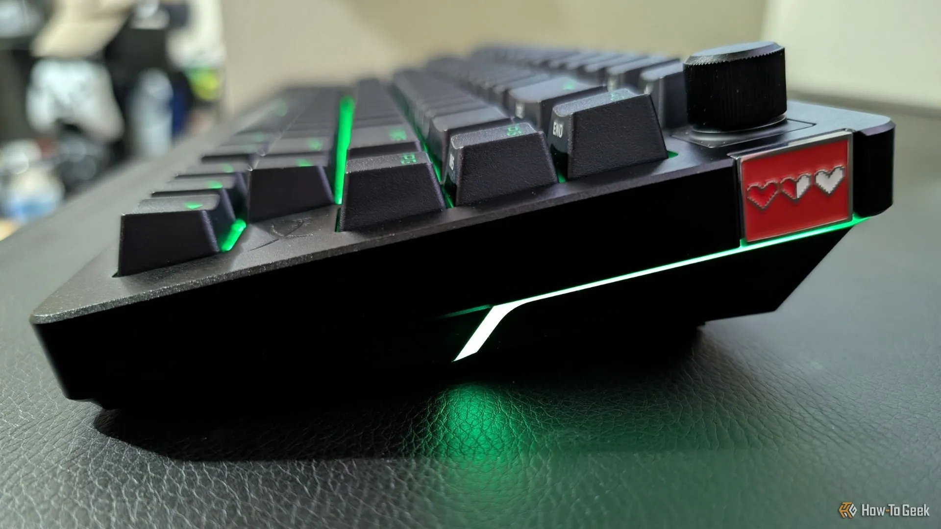 HyperX Alloy Rise 75 con iluminación RGB personalizable y emblema.