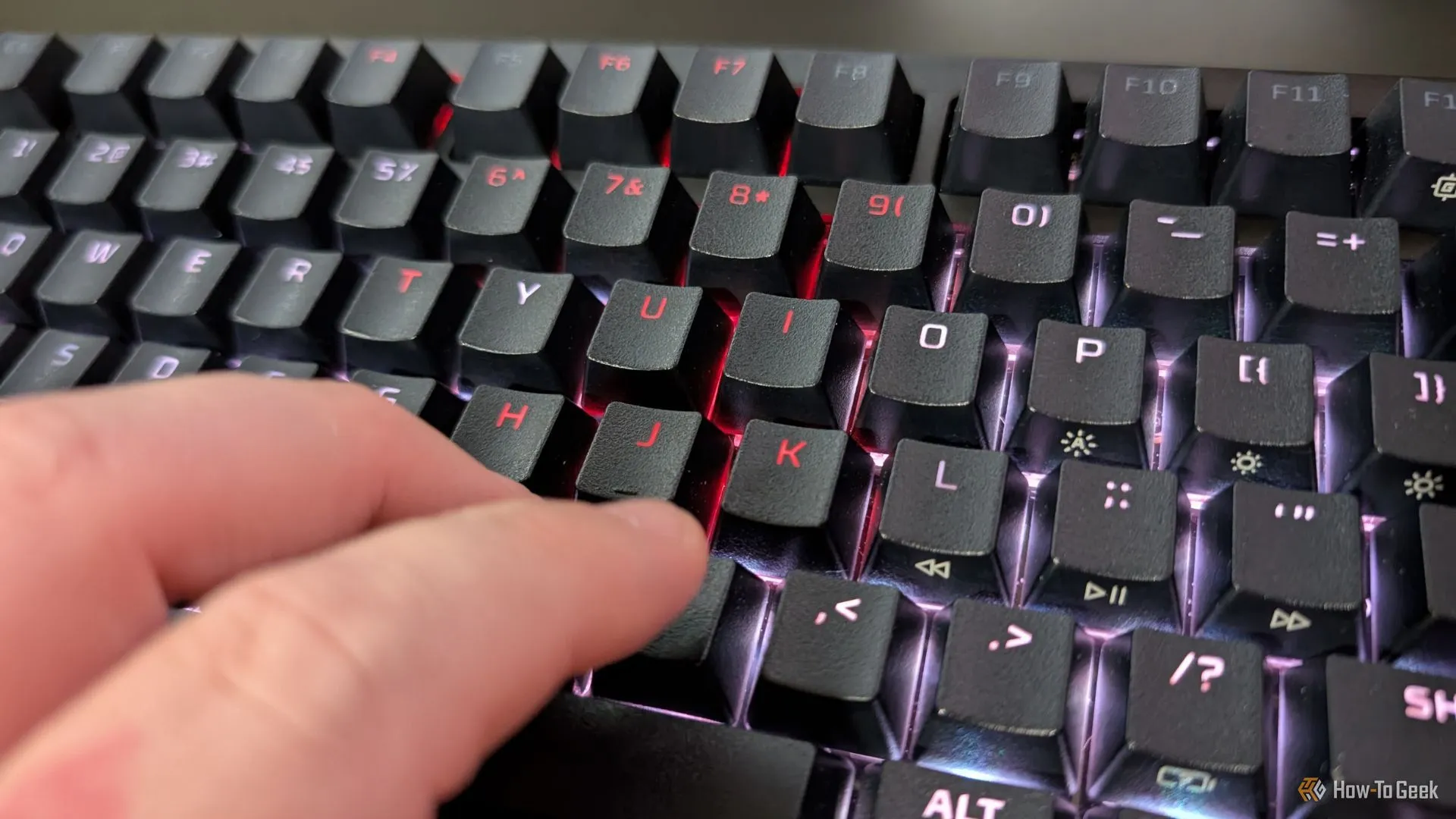 HyperX Alloy Rise 75 muestra RGB dinámico durante la escritura.