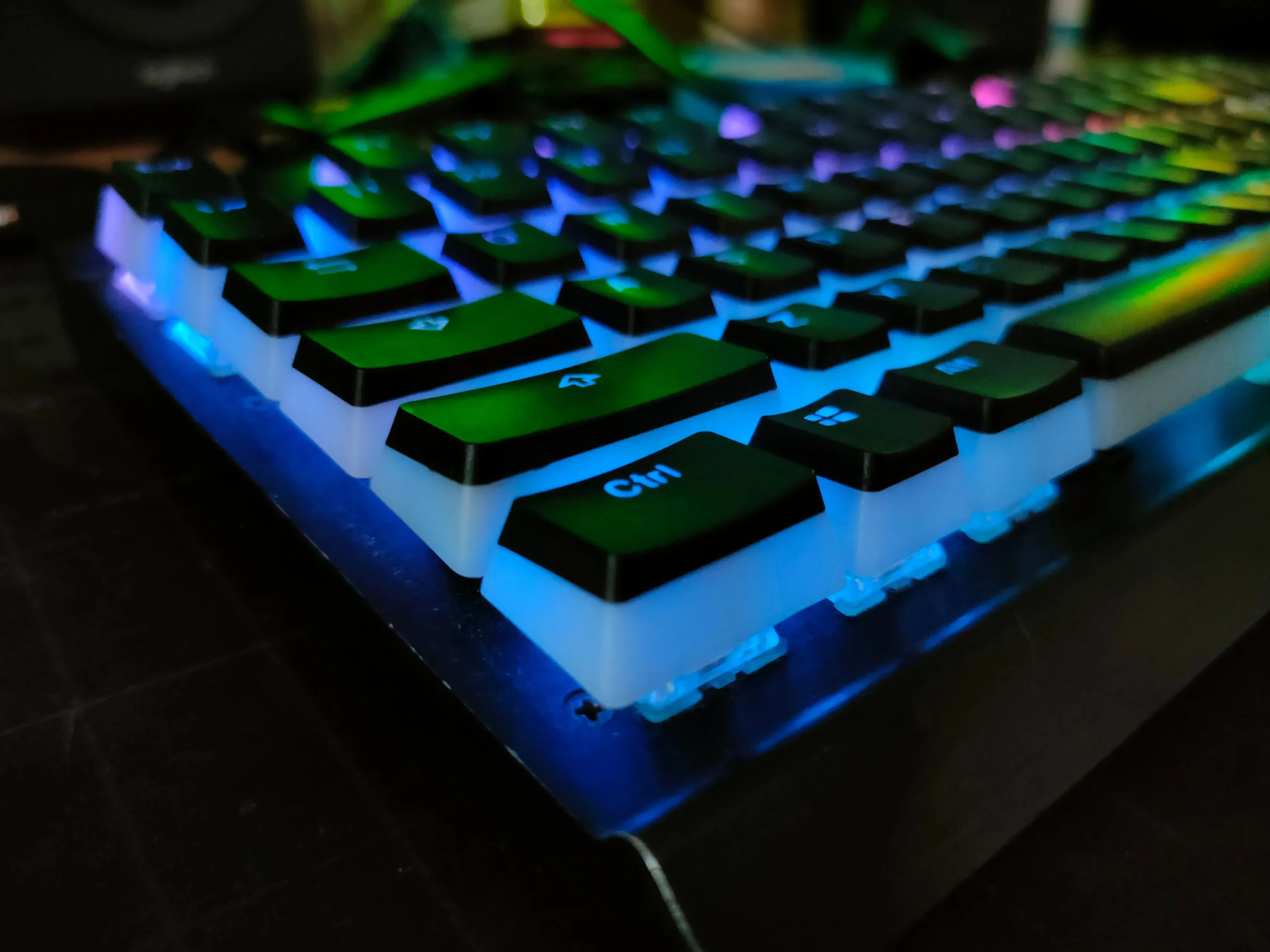 RGB ライトが光る Corsair K70 キーボード。