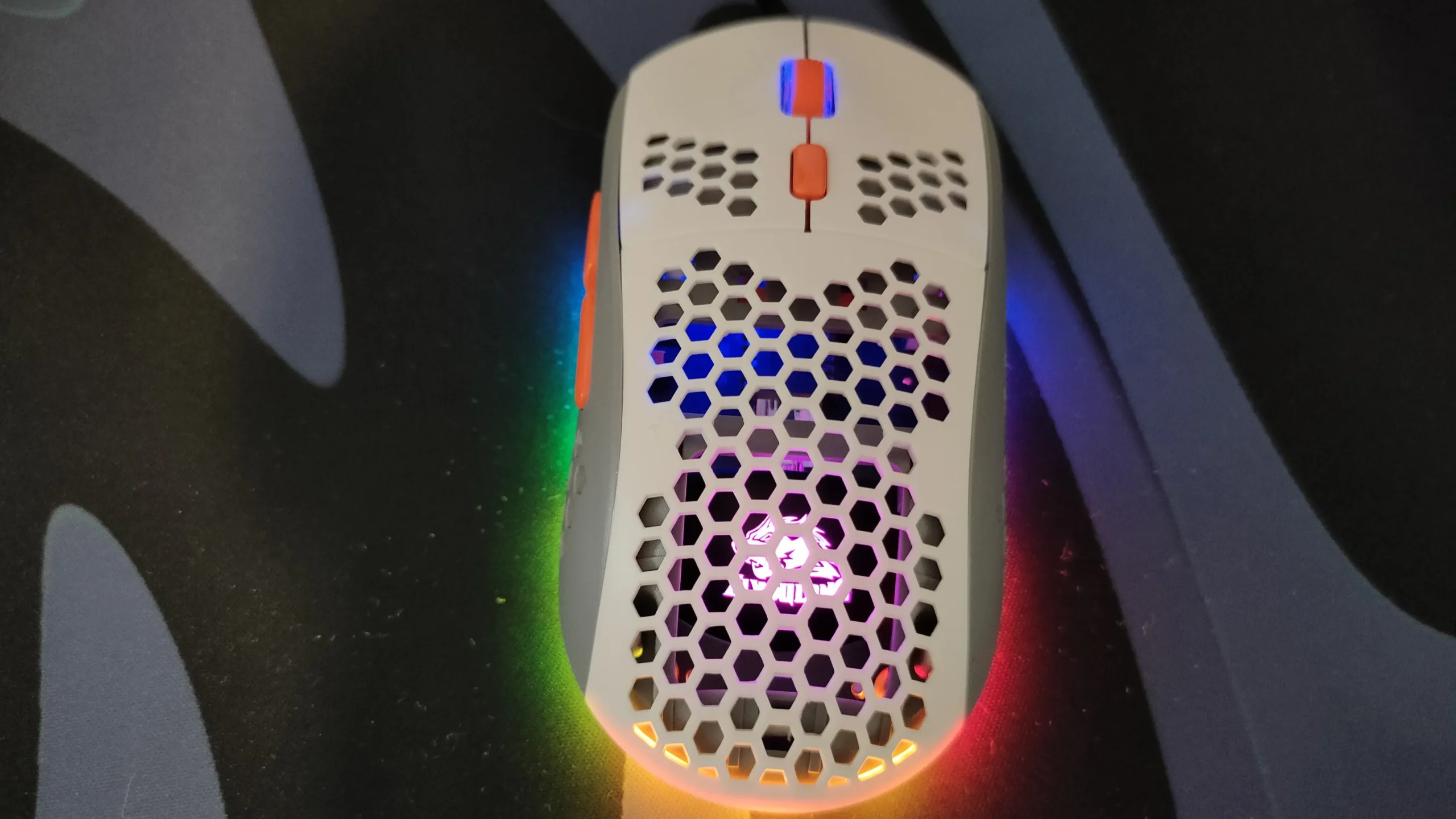 Ratón para juegos RGB con estilo.