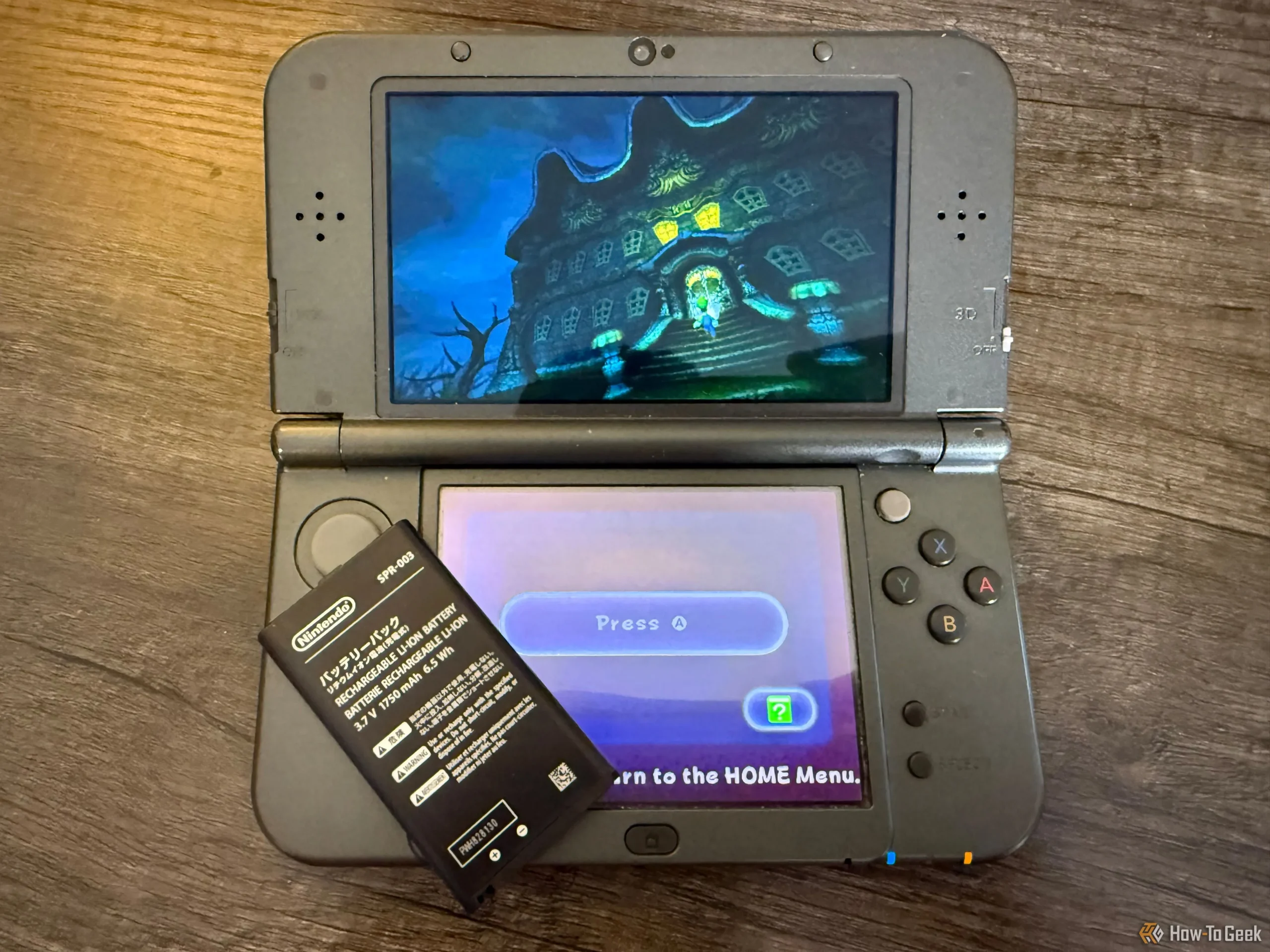 Luigi's Mansion på en 3DS med batteripakke.