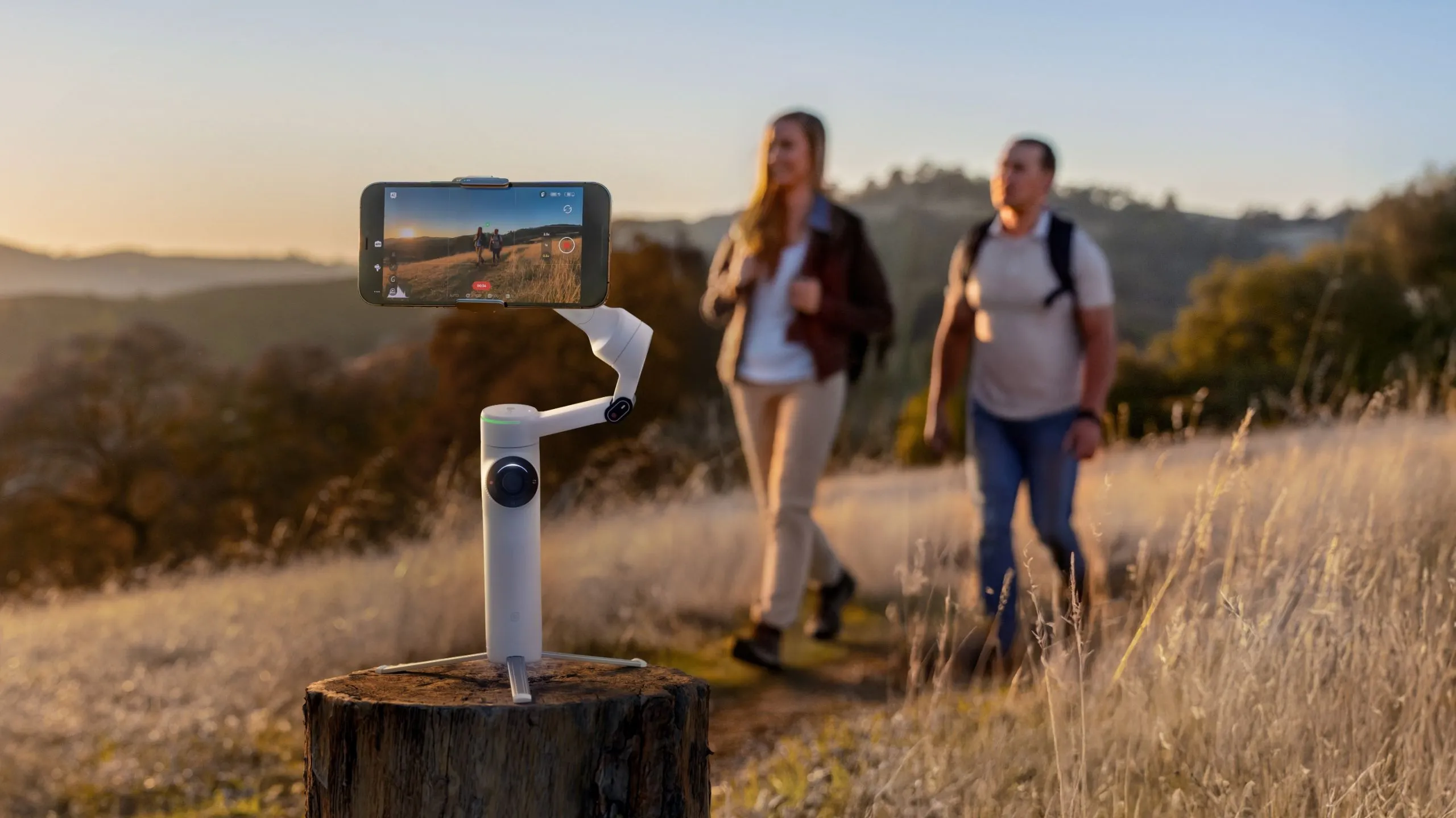 Insta360 Flow 2 Pro sekantys žygeivius