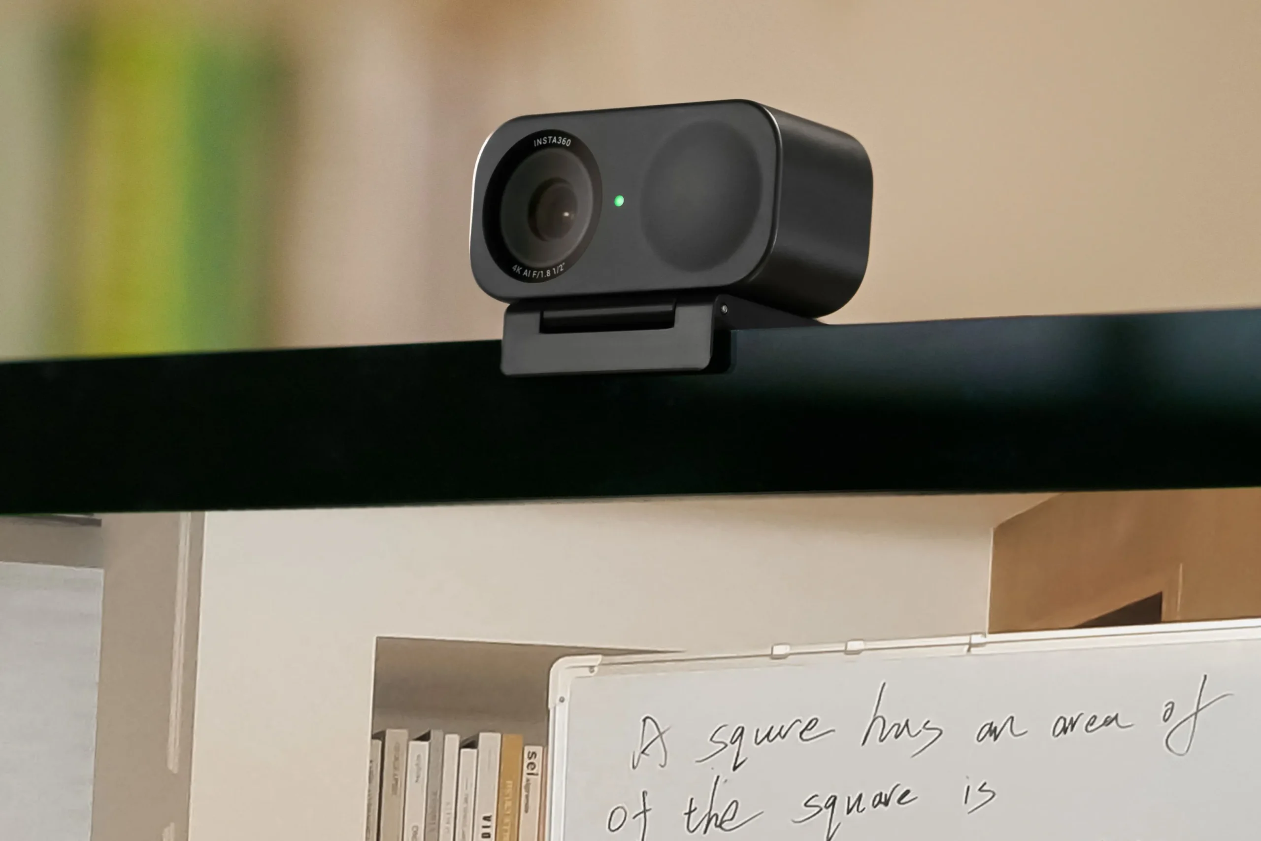 Insta360's Link 2 webcam monteret på en computerskærm.