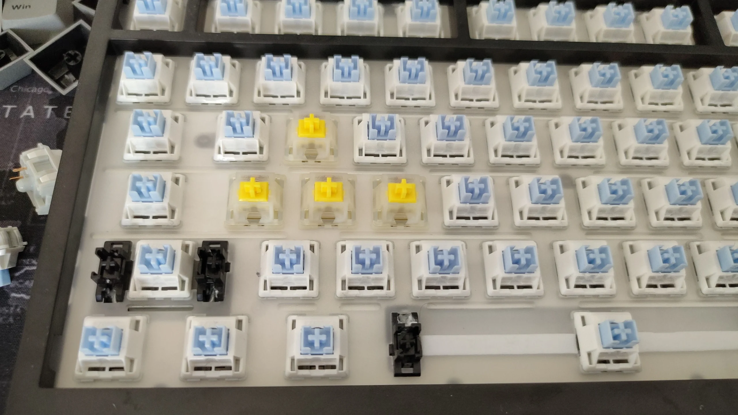 Um teclado sem teclas, com interruptores amarelos Gateron para as teclas WASD.