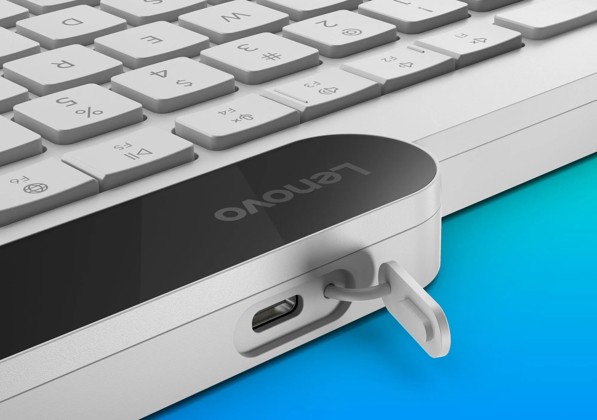 USB-C porta tuvplāns Lenovo pašizlādējošās tastatūras aizmugurē.