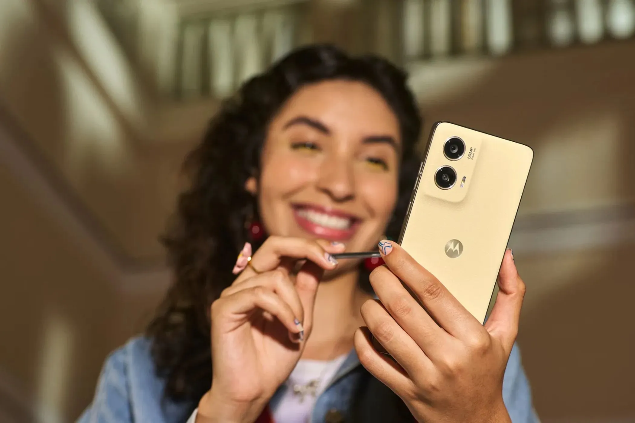 Uma mulher usando uma caneta no novo Moto G Stylus 5G para 2024