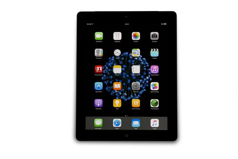 Tablet Apple iPad 3 preto sobre fundo branco.