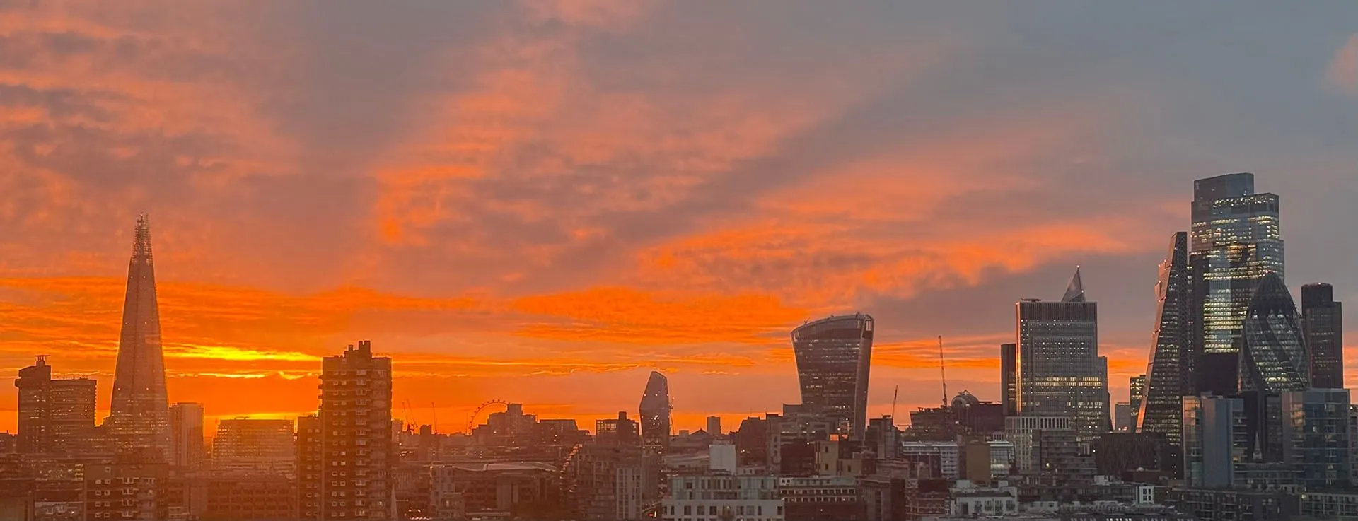 Puesta de sol sobre el horizonte de Londres.