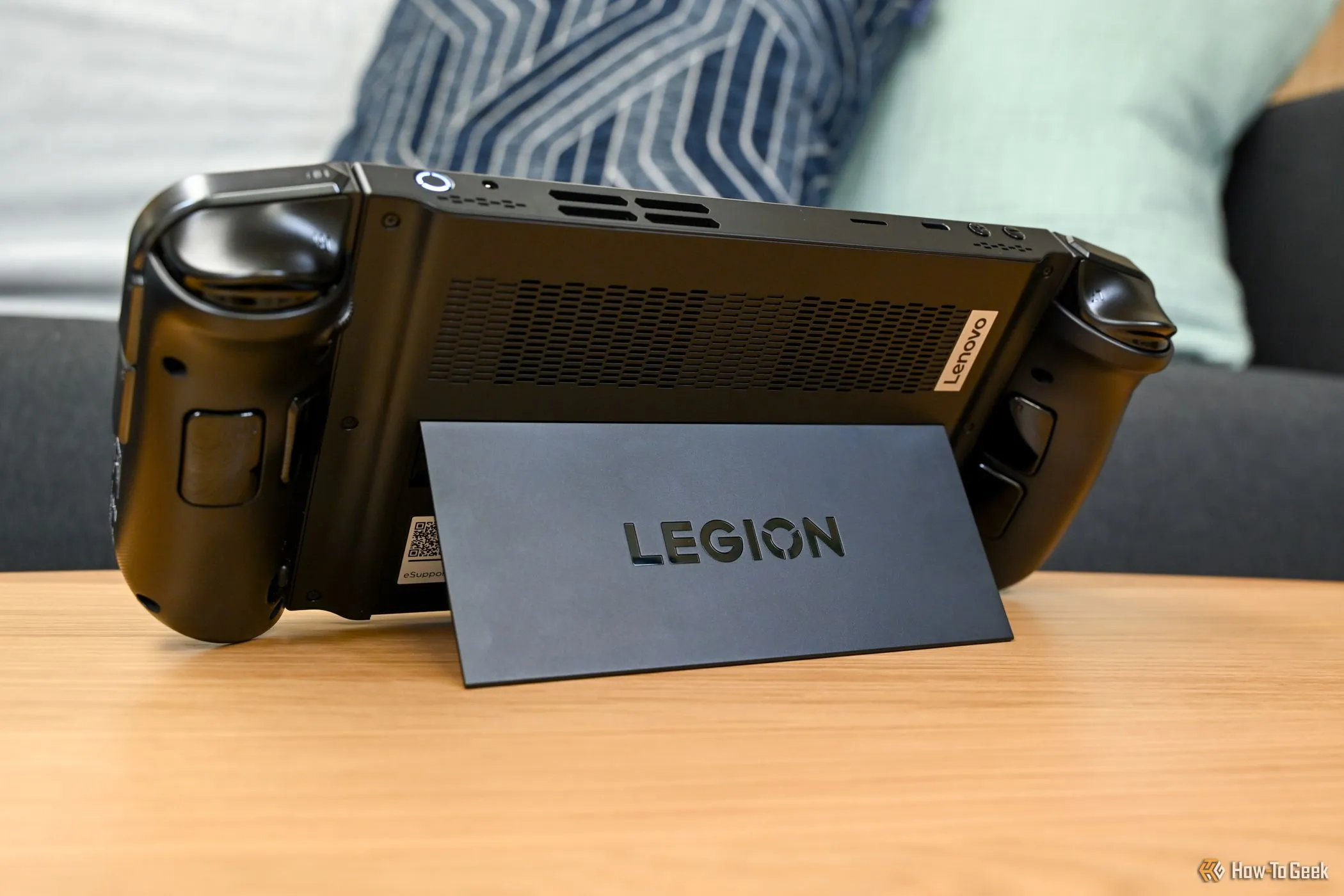 킥스탠드를 사용한 Lenovo Legion Go