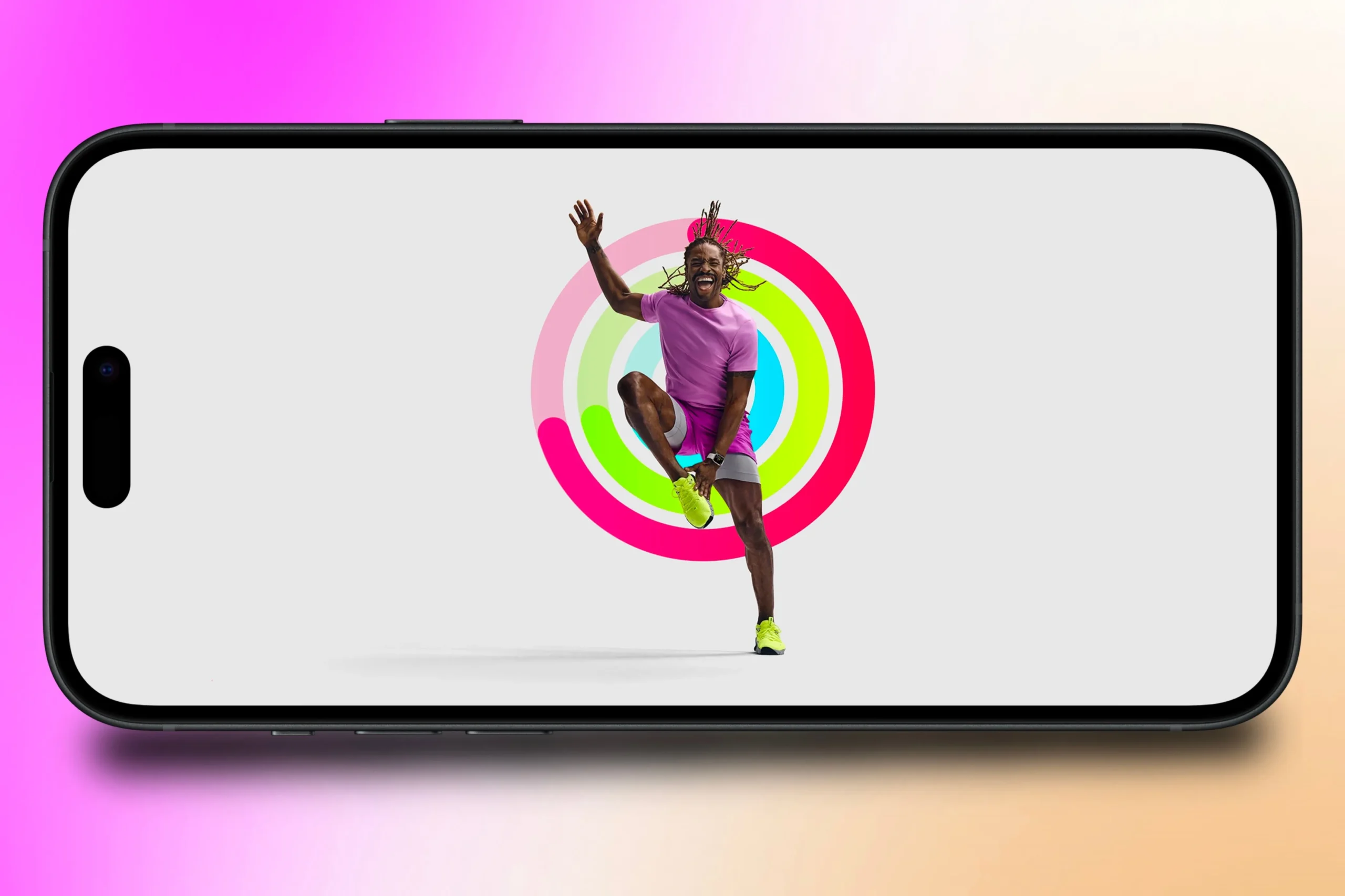 Ein Apple Fitness+-Trainer leitet ein Training vor Activity Rings.