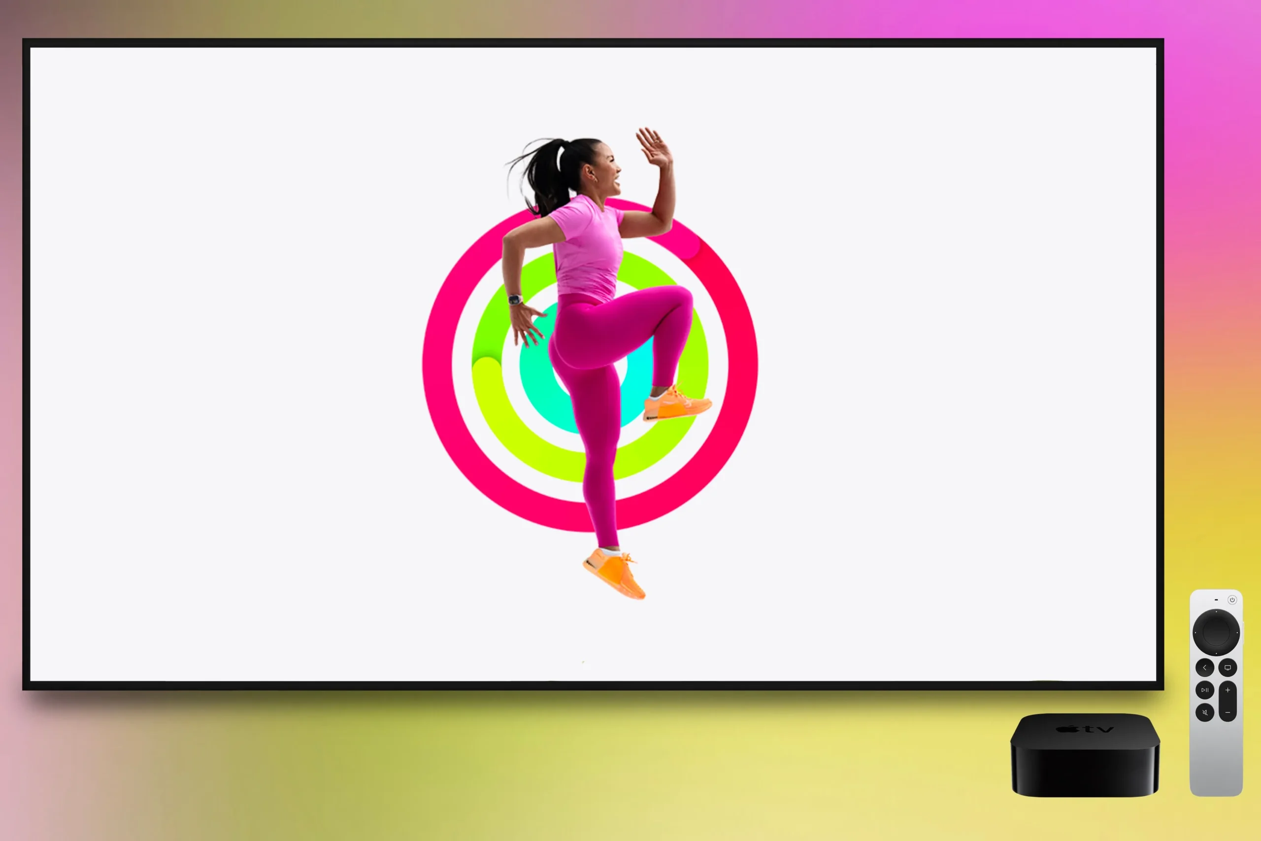 Ein Apple Fitness+-Trainer führt während einer Sitzung auf einem Apple TV Aktivitätsringe vor.